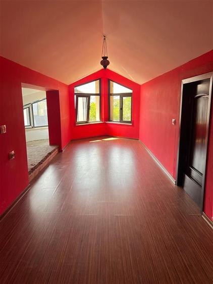 Casă cu 7 camere cu Teren 750 Mp în Vișan