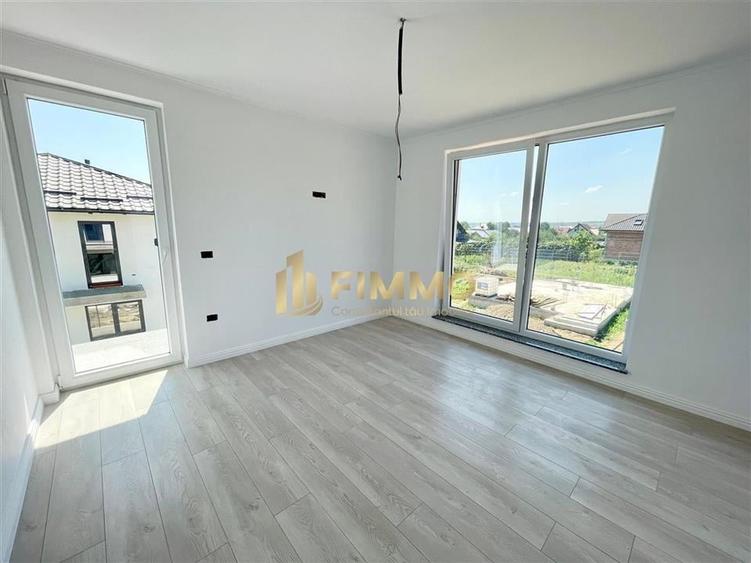 Duplex cu 4 camere cu Canalizare în Ipotești