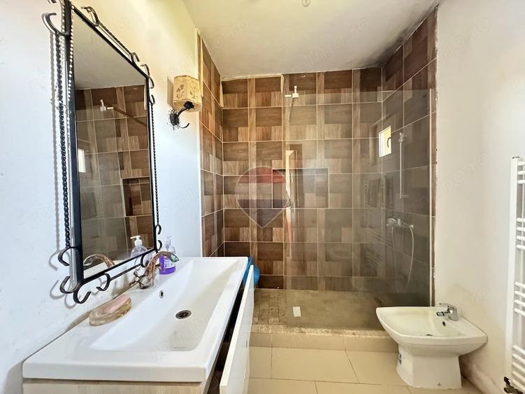 Casă cu 6 camere cu Teren 500 Mp în Est