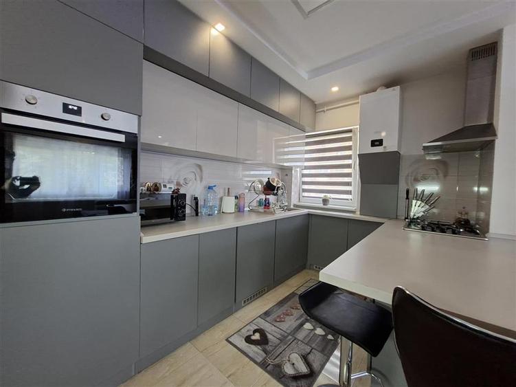 Apartament cu 3 camere decomandat, mobilat în Exterior Est