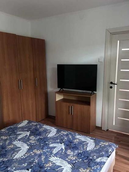 Apartament cu 3 camere semidecomandat în Podu Roș