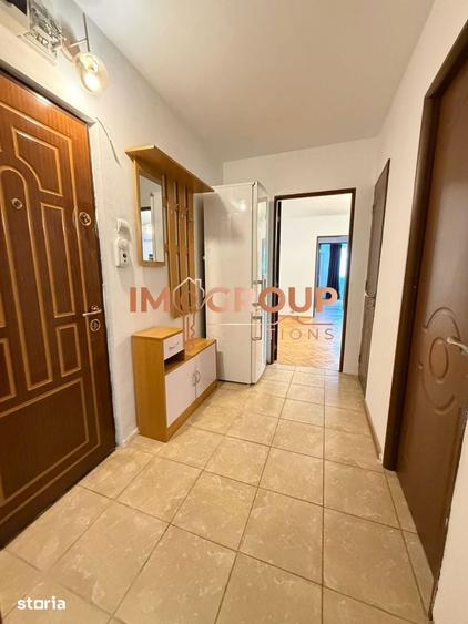 Apartament cu 3 camere semidecomandat în Podu Roș