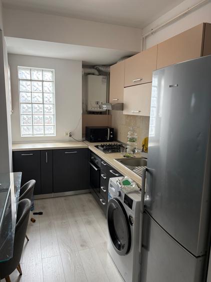 Apartament cu 3 camere semidecomandat în Barbu Văcărescu