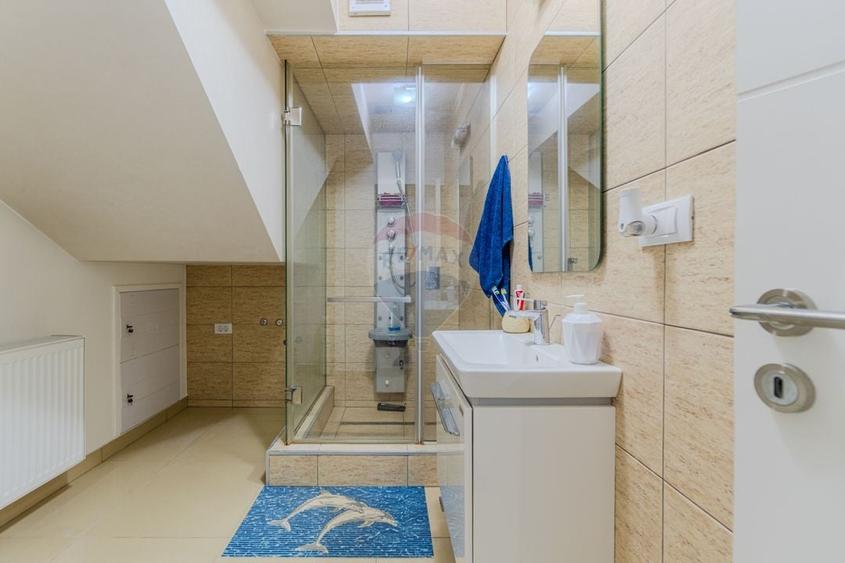 Casă cu 9 camere cu Teren 463 Mp în Stupini