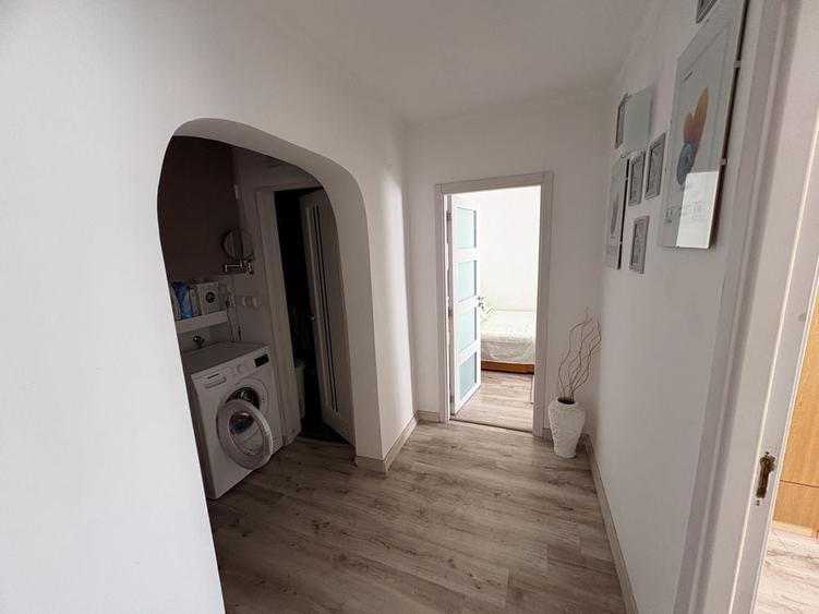 Apartament cu 3 camere decomandat în Exterior Vest