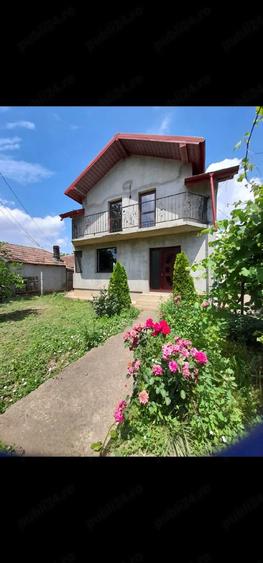 Casă cu 4 camere cu Teren 1000 Mp în Țepu