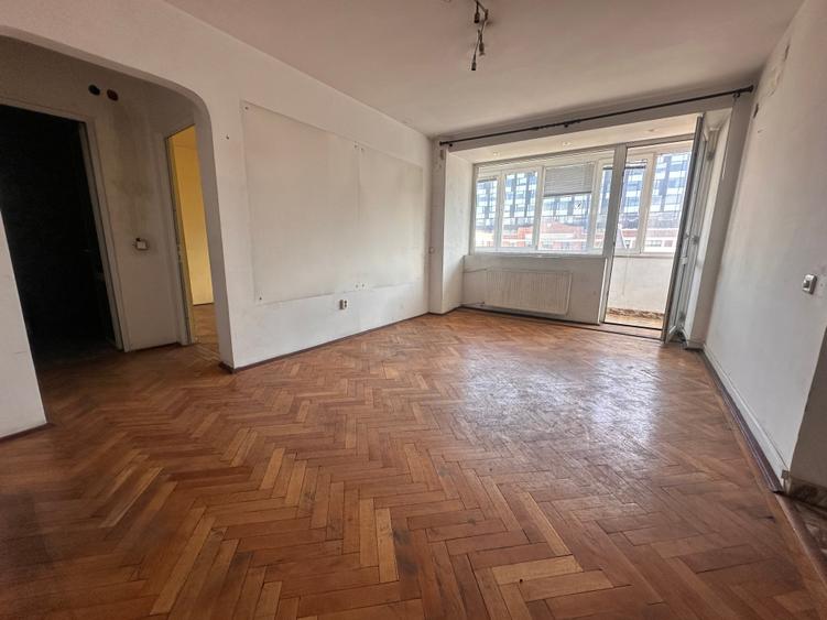 Apartament cu 2 camere semidecomandat în P-ța Victoriei