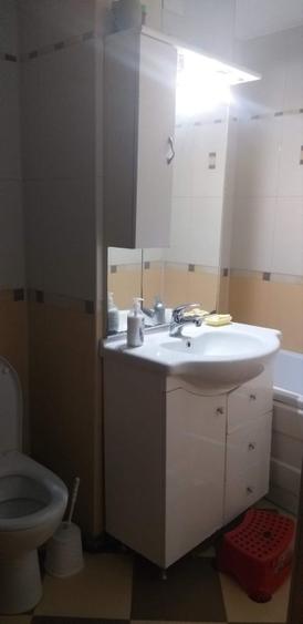 Apartament cu 3 camere decomandat, mobilat în Micro 4