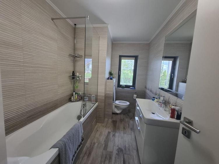 Casă individuală cu 4 camere cu Canalizare în Poplaca