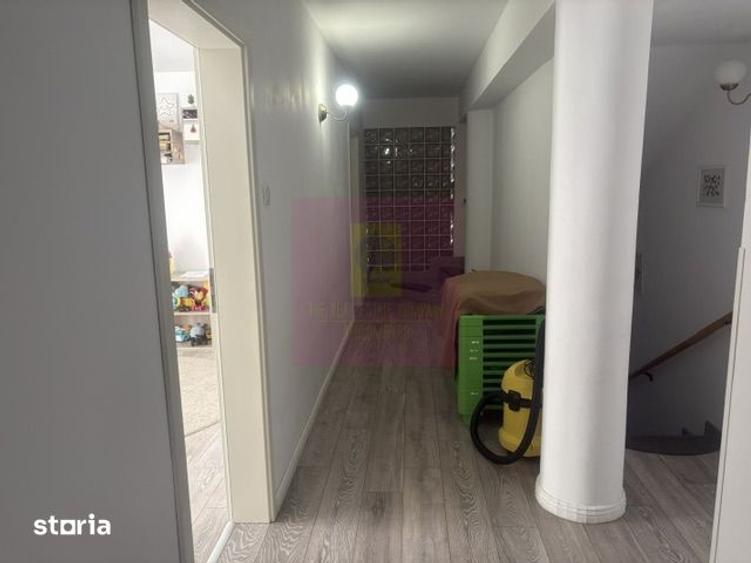 Casă cu 10 camere cu Teren 446 Mp în Drumul Taberei