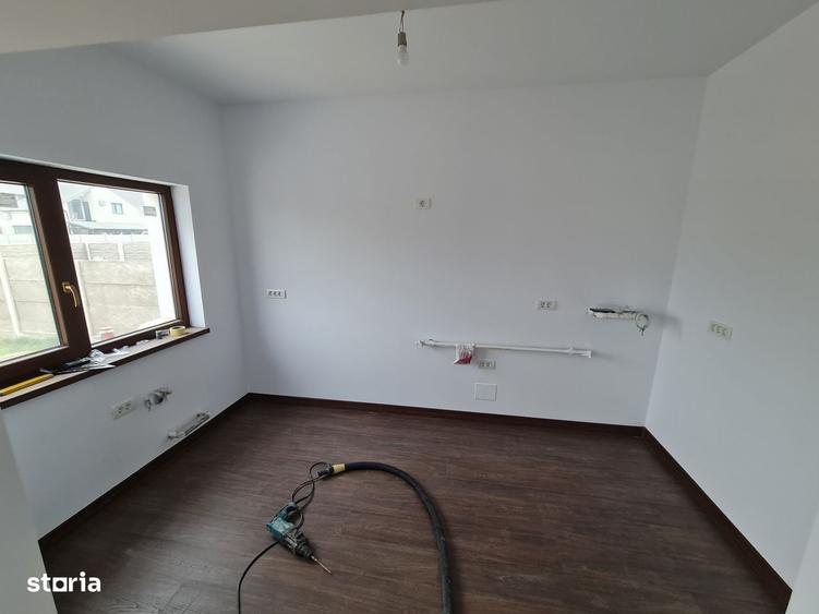 Casă cu 4 camere decomandat în Vladimirescu