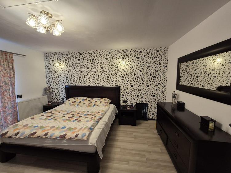 Casă individuală cu 6 camere cu Garaj în Est