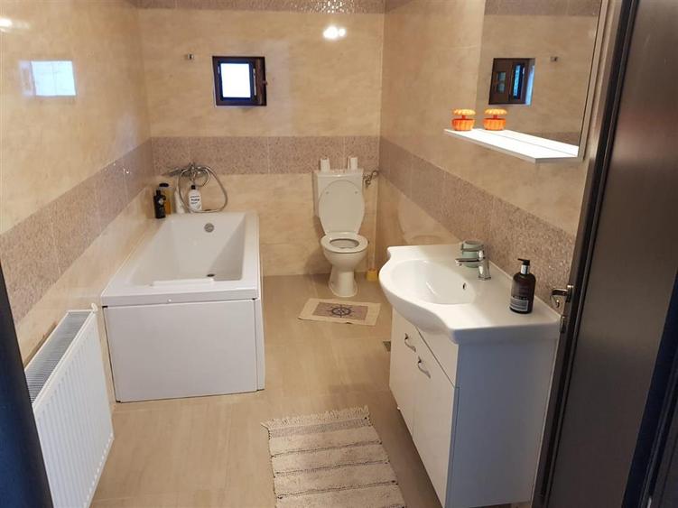 Casă cu 7 camere cu Teren 5000 Mp în Bulzeștii de Sus