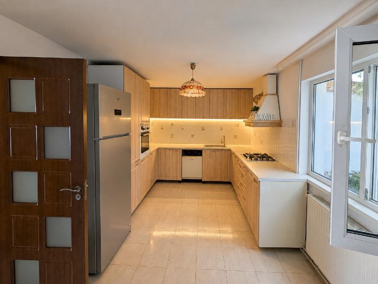 Casă individuală cu 5 camere cu Teren 433 Mp în Central