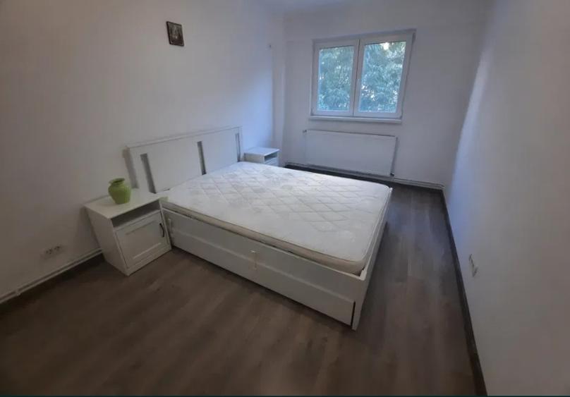 Apartament cu 3 camere decomandat în Tineretului