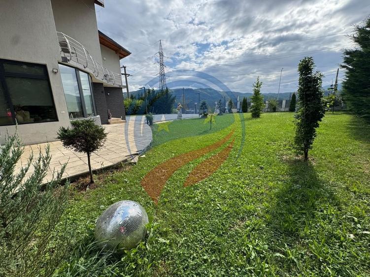 Casă individuală cu 8 camere cu Canalizare în Periferie