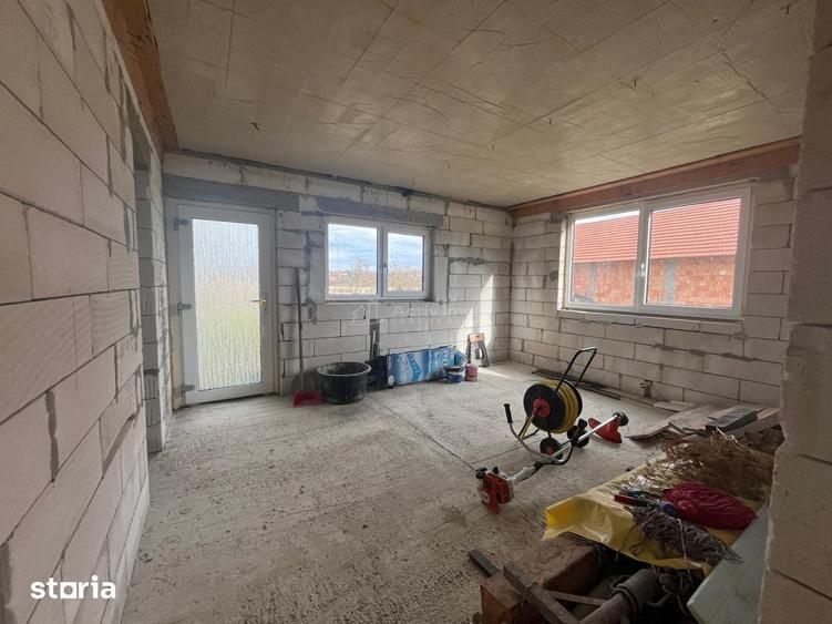 Casă cu 5 camere cu Teren 1414 Mp în Știuca