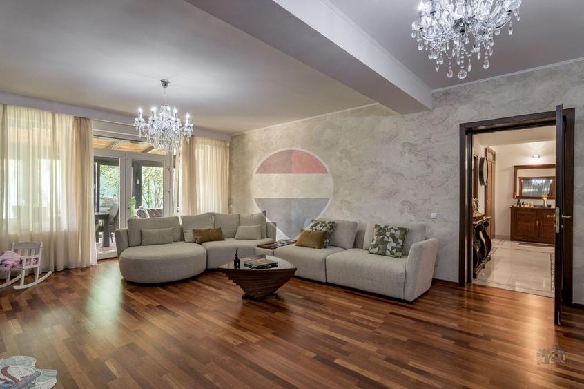 Casă individuală cu 6 camere cu Teren 492 Mp în Exterior Est
