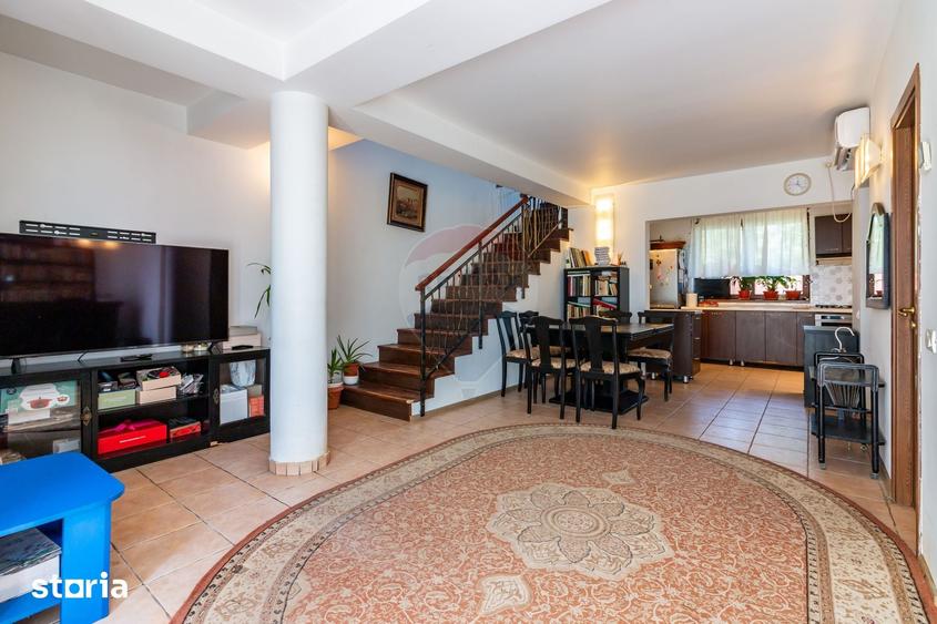 Casă cu 8 camere cu Teren 695 Mp în Andronache