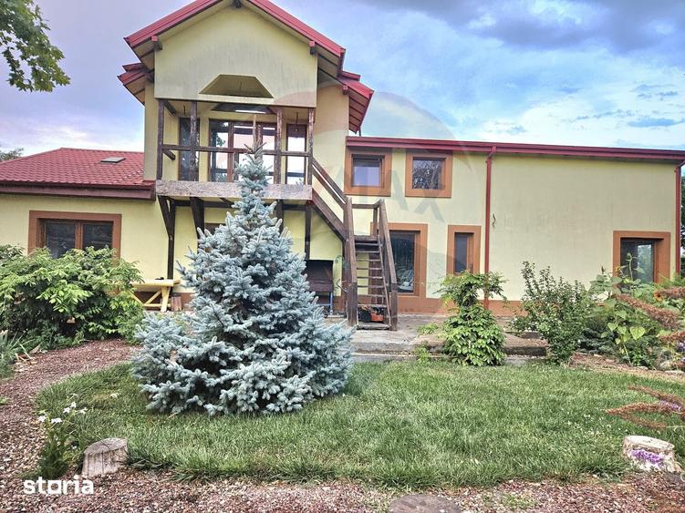 Casă cu 7 camere cu Teren 6000.72 Mp în Central