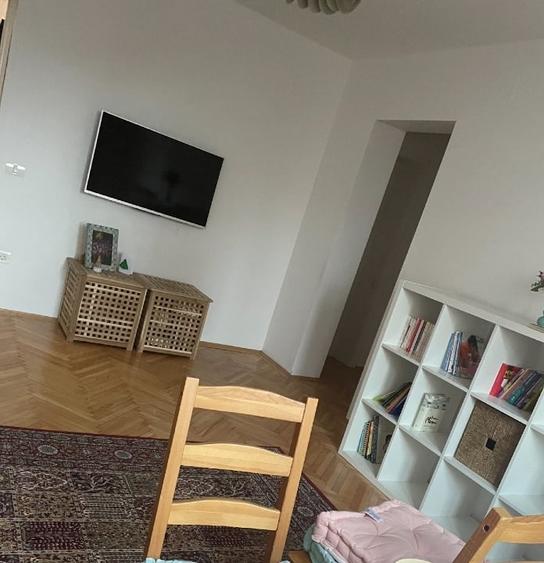 Apartament cu 3 camere semidecomandat, mobilat în Dristor