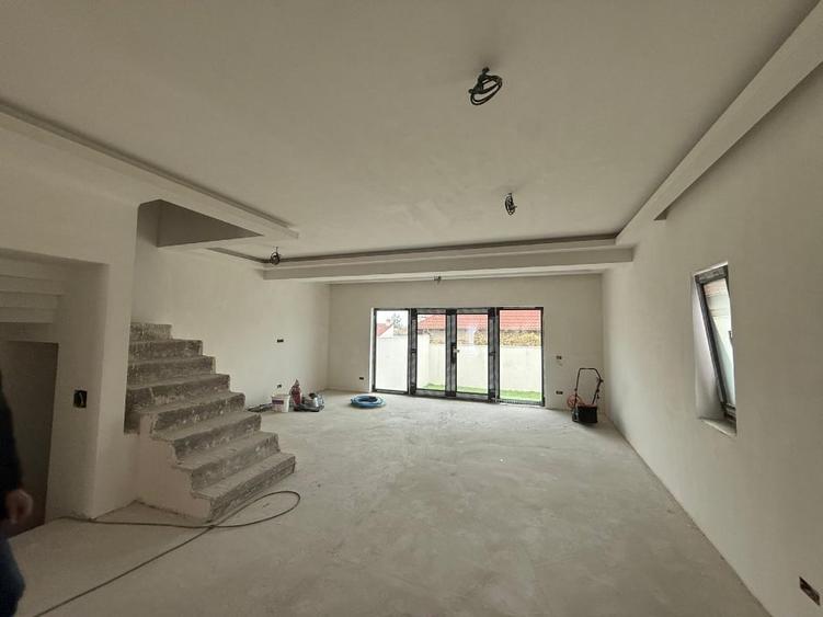 Duplex cu 5 camere cu Canalizare în Central