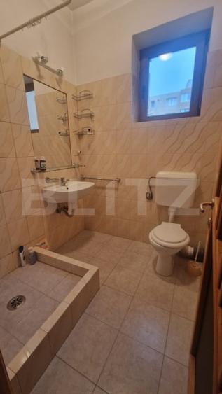 Casă individuală cu 8 camere cu Canalizare în Craiter