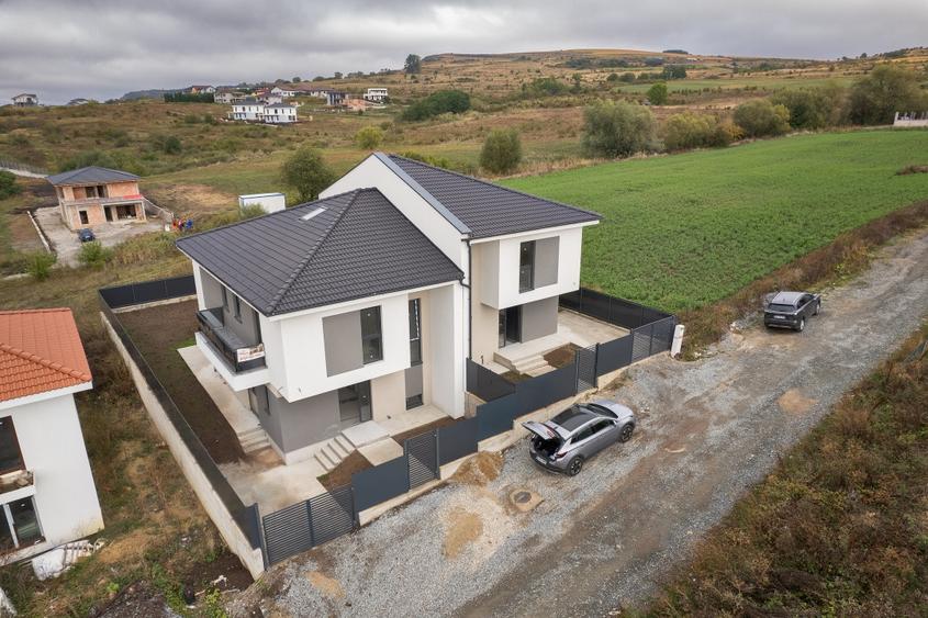 Duplex cu 7 camere cu Canalizare în Chinteni