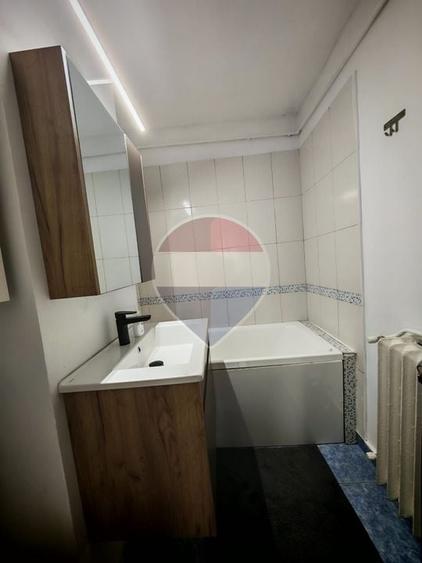 Apartament cu 2 camere decomandat, mobilat în Central