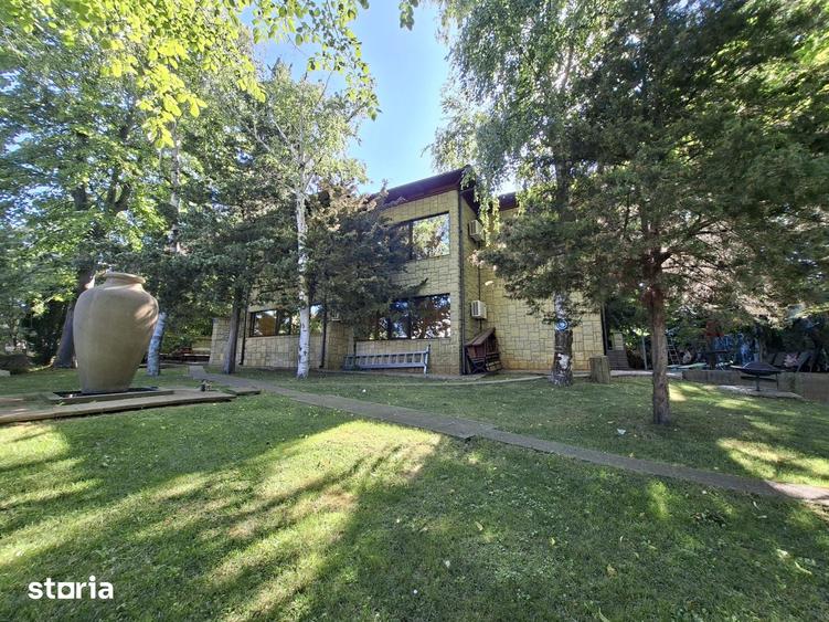 Casă cu 9 camere cu Teren 1000 Mp în Central