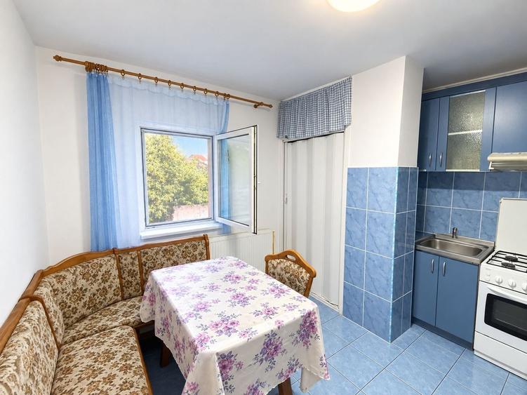 Apartament cu 3 camere semidecomandat, mobilat în Kiriac