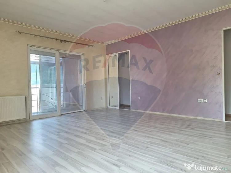 Casă cu 11 camere cu Teren 620 Mp în Central