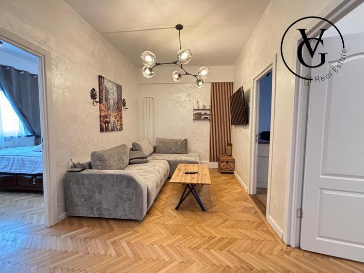 Apartament cu 4 camere semidecomandat, mobilat în P-ța Universității