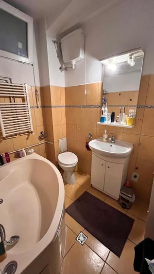 Apartament cu 3 camere semidecomandat în Brezoianu