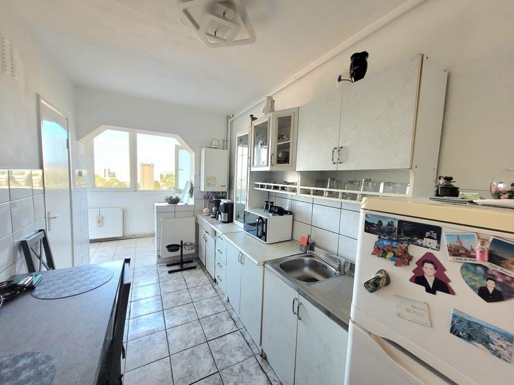 Apartament cu 3 camere decomandat în Calea București
