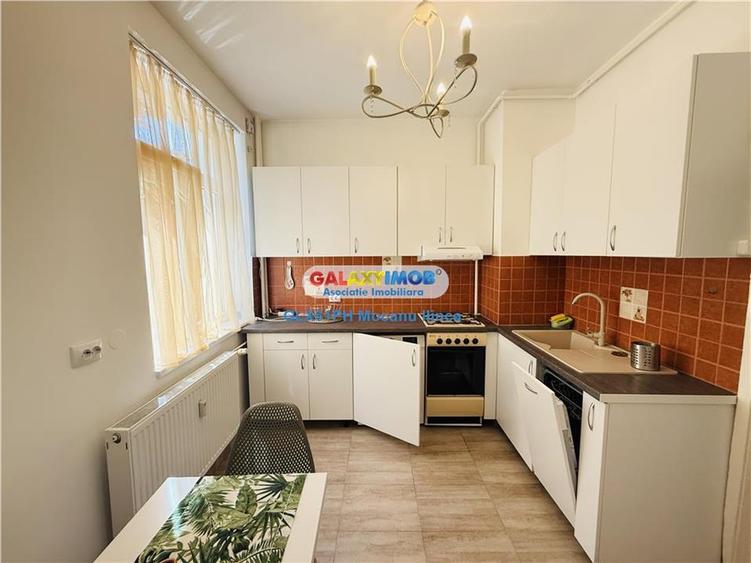Apartament cu 3 camere semidecomandat, mobilat în Sud