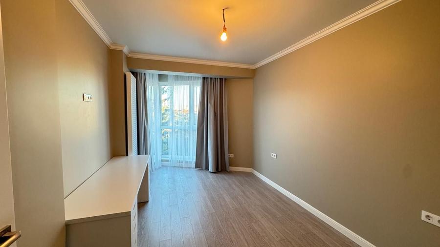 Apartament cu 3 camere semidecomandat, mobilat în Ultracentral