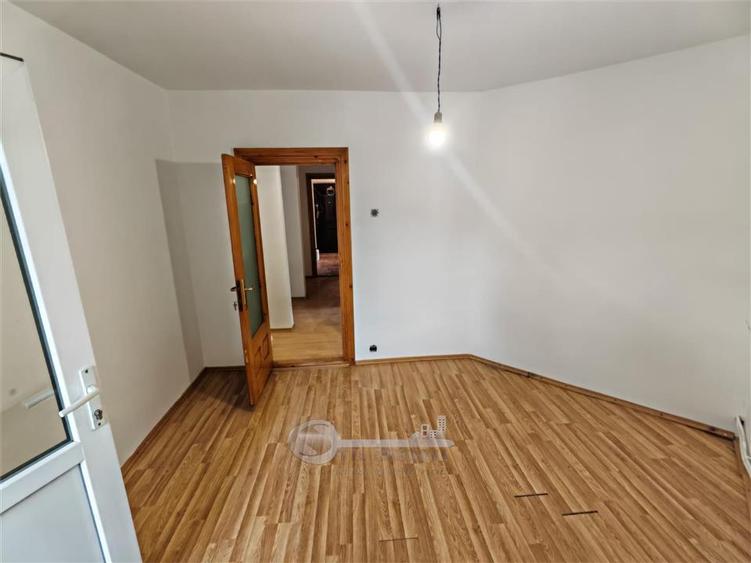 Apartament cu 3 camere decomandat în Nicolina