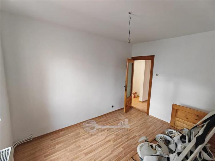 Apartament cu 3 camere decomandat în Nicolina
