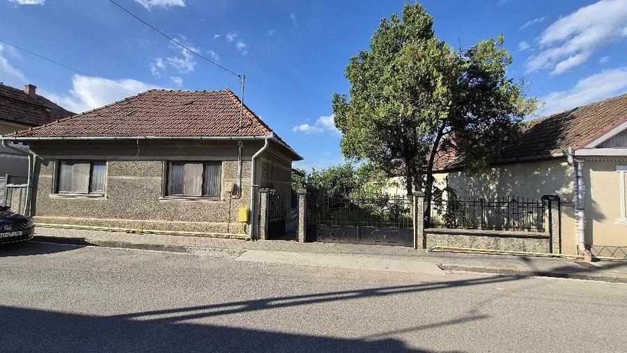 Casă cu 5 camere cu Teren 1000 Mp în Teiu