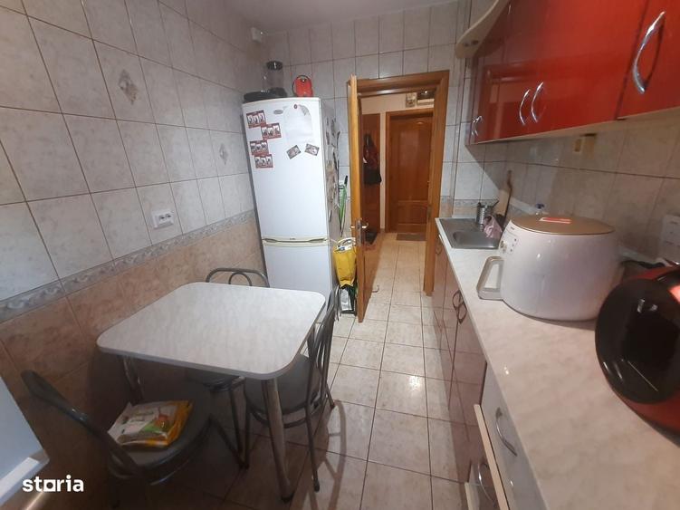 Apartament cu 3 camere decomandat în Drumul Taberei