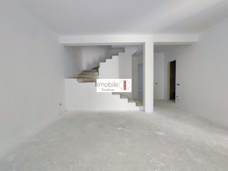 Duplex cu 4 camere cu Canalizare în Florești