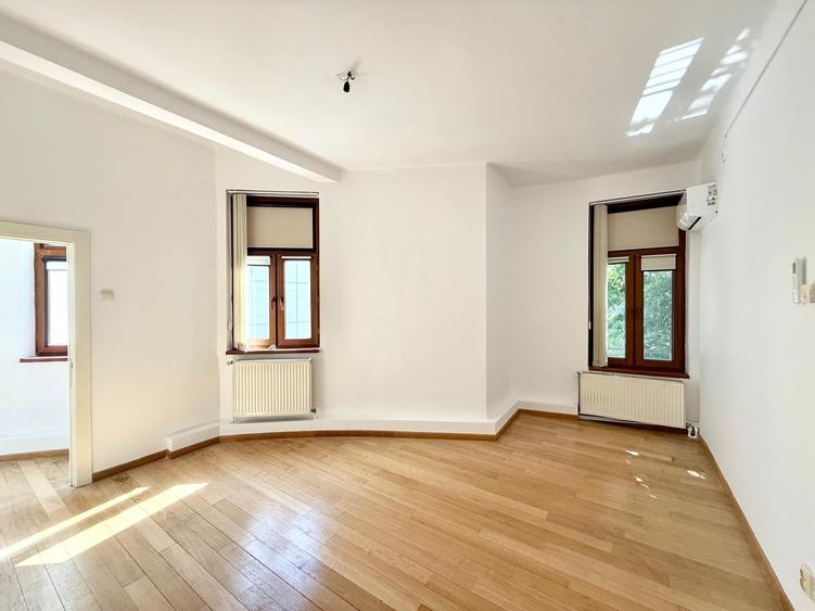 Apartament cu 6 camere semidecomandat în Calea Victoriei