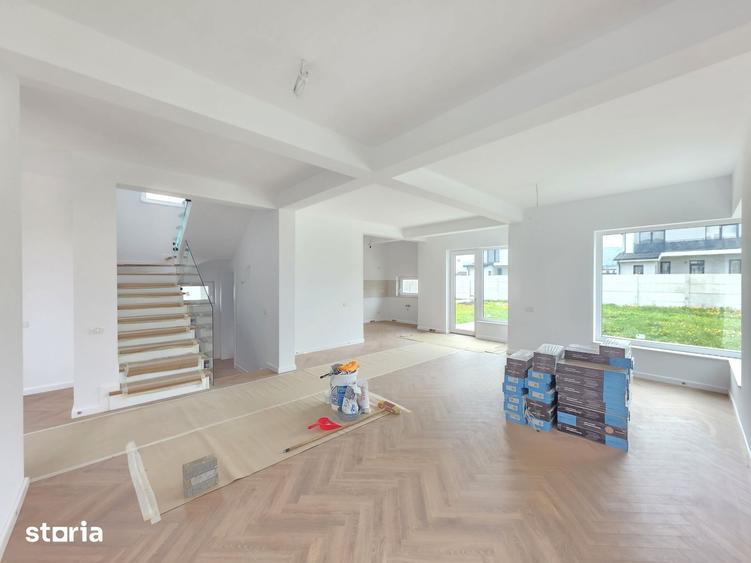 Casă cu 5 camere cu Teren 550 Mp în Cristian