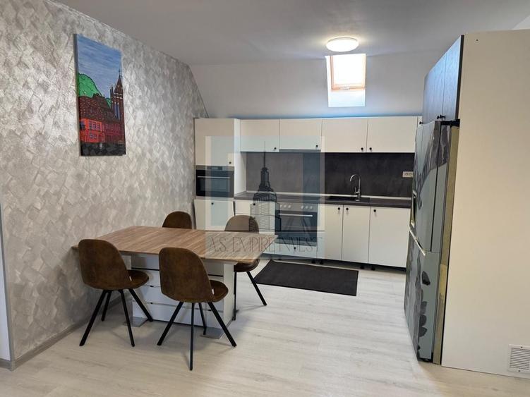 Apartament cu 3 camere semidecomandat, mobilat în Brașovul Vechi