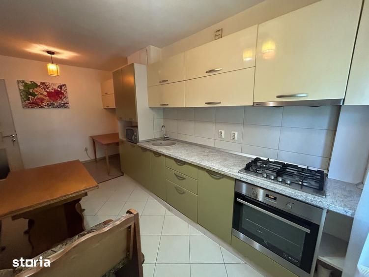 Apartament cu 3 camere semidecomandat în Șerban Vodă