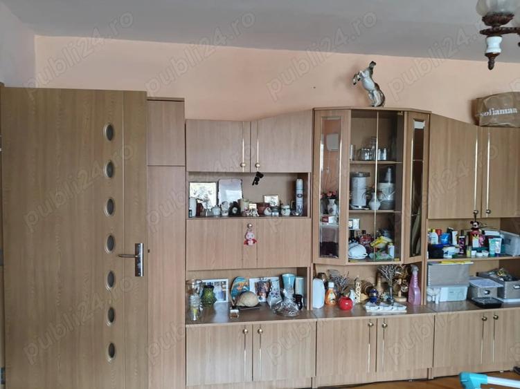 Apartament cu 3 camere semidecomandat în Lipovei
