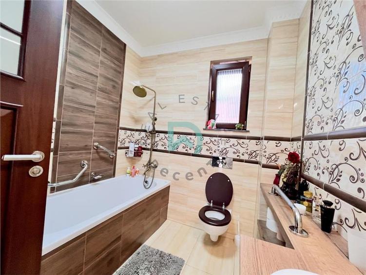 Casă individuală cu 7 camere cu Canalizare în Lupeni