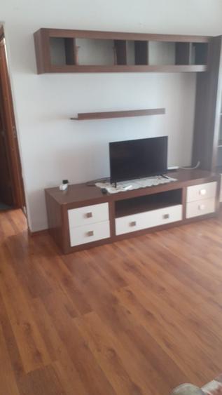 Apartament cu 2 camere semidecomandat în Craiovița Nouă