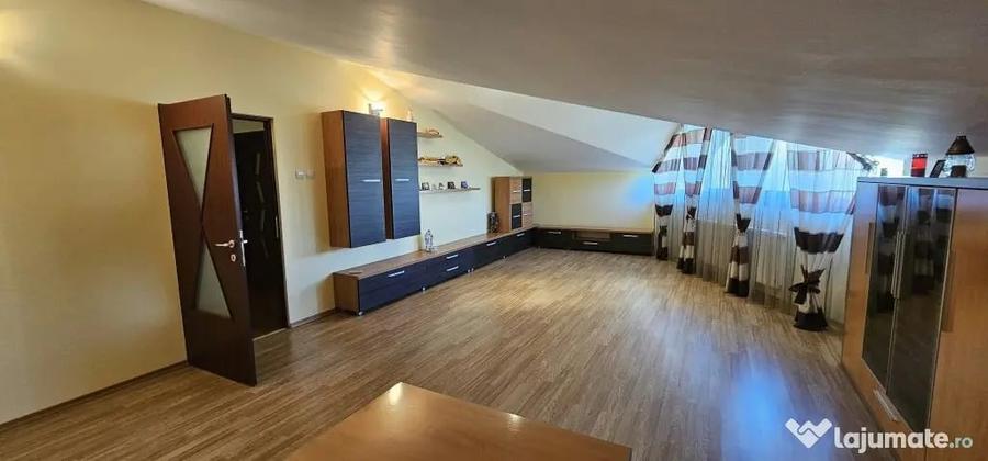 Apartament cu 5 camere decomandat în Micro 20